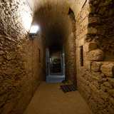 . Ci ritroviamo all�interno di un lungo corridoio illuminato solo da un faro. �Stiamo attraversando gli interni di un percorso fortificato in calcarenite � ci spiega Giletti -: fu costruito nel 1492 dal castellano Crispano al fine di congiungere il castello con le mura della citt�